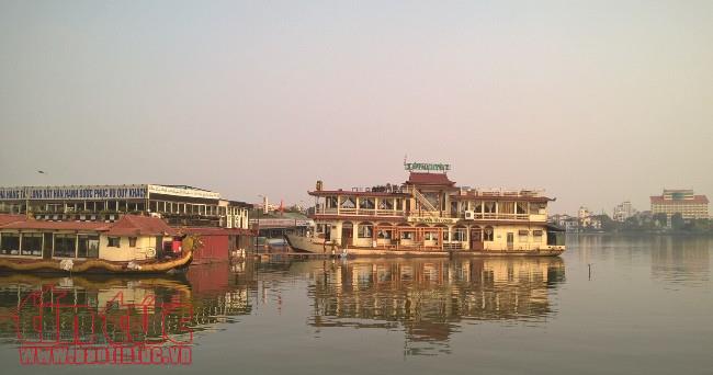 Vẫn còn nhiều du thuyền, nhà nổi chưa di dời khỏi Hồ Tây ảnh 5